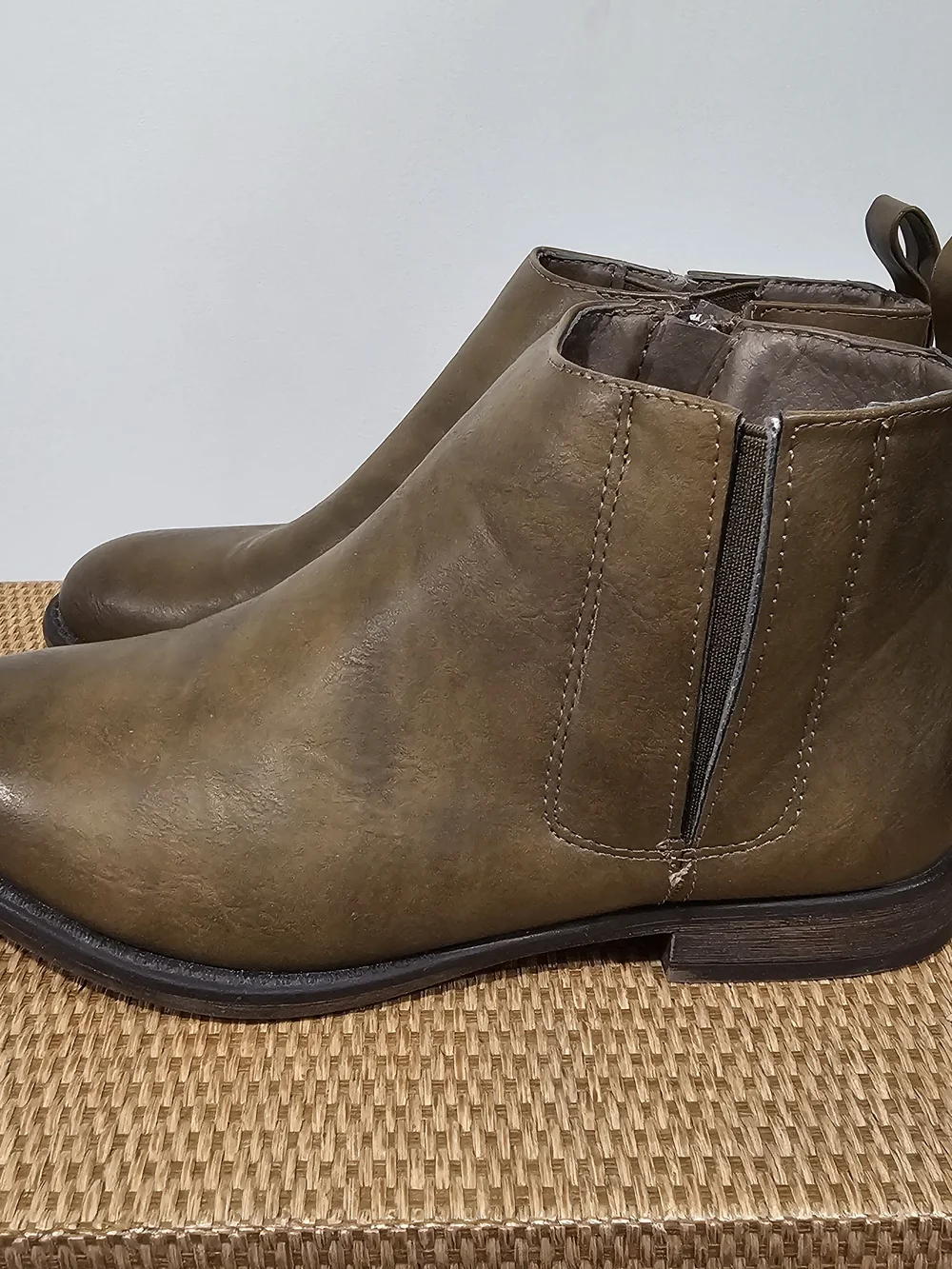 Olive Green Chelsea Ankle Boots Sz.7 Minimalist Low Heel  Casual Boho Festival - Picture 4 of 13